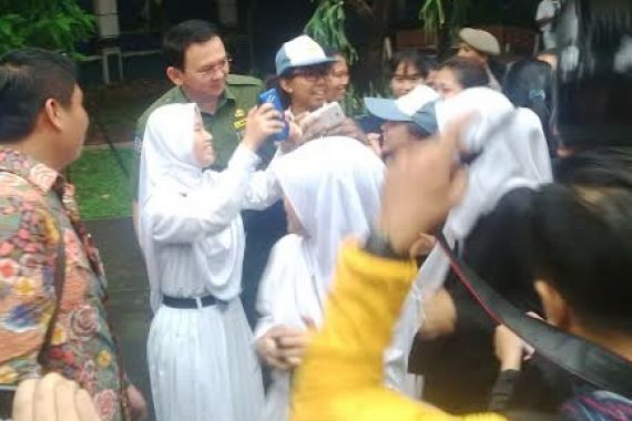 Sebelum Unas, Para Pelajar Sibuk Selfie Bareng Ahok - JPNN.COM