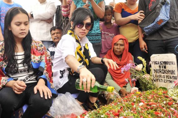 Lihat nih, Syahrini Tampil Sederhana di Makam Olga - JPNN.COM