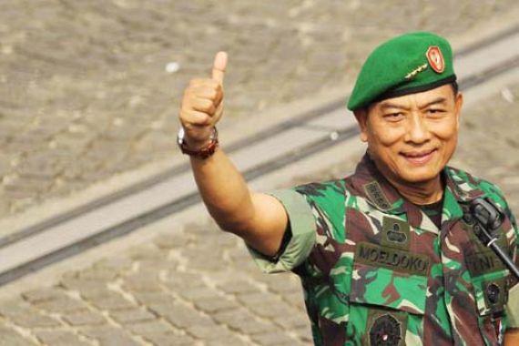 Ssttt..Ada yang Curiga Pemberian Baret TNI pada Jokowi Bermuatan Politis - JPNN.COM