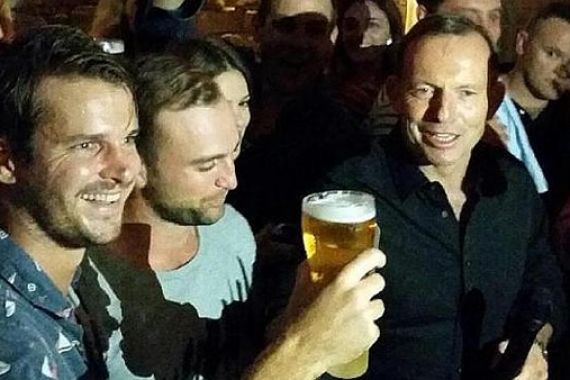 Minum Bir Bareng Warga, PM Australia Dapat Rasa Hormat - JPNN.COM