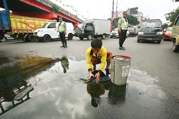 Lihat nih, Ngepel Jalan Raya, setelah Itu Ditilang - JPNN.COM