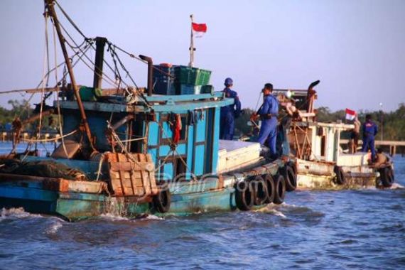 Lihat Nih Bu Menteri... Kapal Vietnam Mencuri Ikan Lagi di Laut Natuna - JPNN.COM