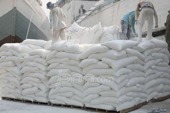 Pemkab Salurkan 8,2 Ton Beras untuk Korban Banjir Tripa - JPNN.COM