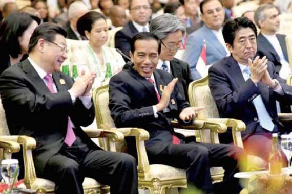 Ini Alasan Jokowi Duduk di Antara Xi Jinping dan Shinzo Abe - JPNN.COM
