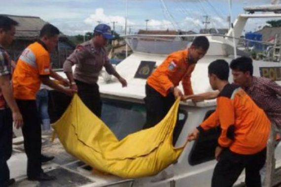 Cuaca Buruk Hambat Evakuasi Mayat Laki-laki Setengah Telanjang - JPNN.COM