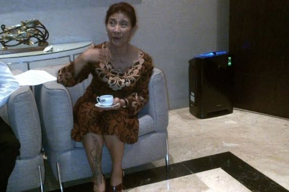 Di Rumah Dinas, Menteri Susi Tampil Cantik Kenakan Dress Batik, Ini Fotonya - JPNN.COM