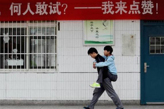 Punya Teman Lumpuh, Kemurahan Hati Siswa SMA di Tiongkok Ini Sangat Menyentuh - JPNN.COM