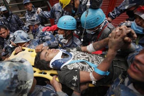 Ajaib, Enam Hari Bertahan di Balik Puing Gempa Nepal - JPNN.COM