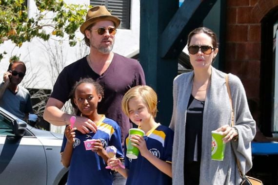 Ini Gaya Brad Pitt dan Angelina Jolie Mendukung Anak-Anaknya Main Bola - JPNN.COM