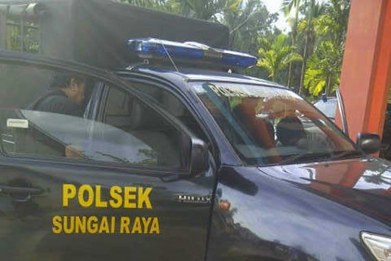 Alamak... Tersangka Pencuri Cekik Polisi Lalu Bajak Mobil Patroli yang Membawanya - JPNN.COM