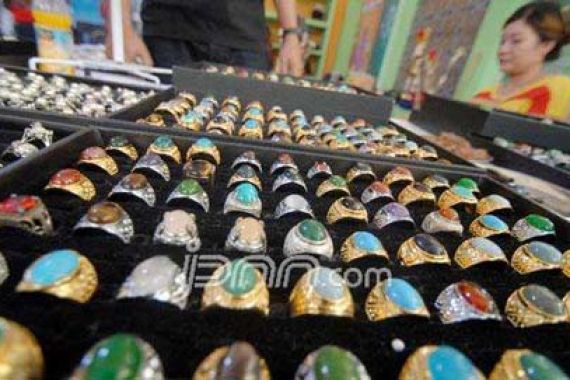 Demam Batu Akik Bikin Penjualan Emas Laris Manis - JPNN.COM
