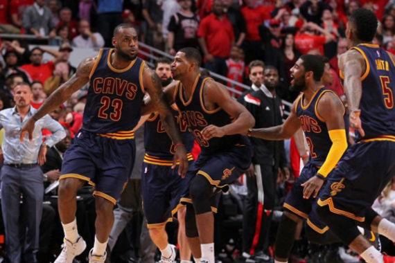 Heroik, Buzzer Beater LeBron James Antar Cavaliers Pukul Bulls - JPNN.COM