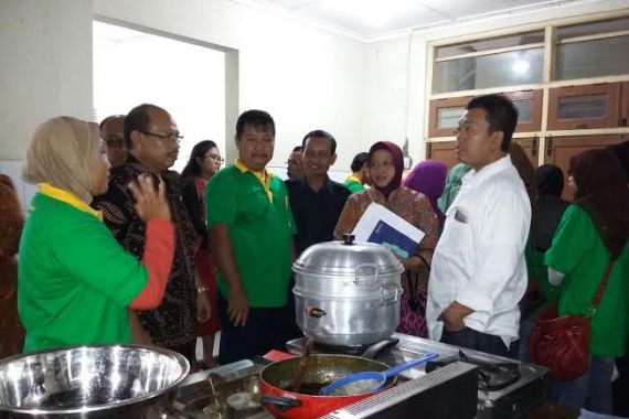 Agar Tak Balik ke Luar Negeri, Mantan TKI Diajari Bikin Sate Kelinci dan Deterjen - JPNN.COM