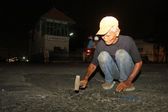 Heboh sosok Pak Tua Berhati Mulia, Suka Menambal Jalan Berlubang tengah Malam - JPNN.COM