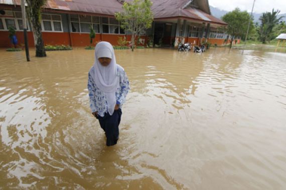 Sekolah Kebanjiran, Aktivitas Belajar Dihentikan - JPNN.COM