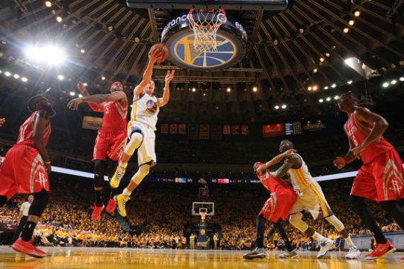Curry Bawa Warriors Hancurkan Rockets di Game Pertama Final Barat NBA - JPNN.COM