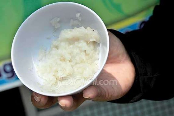 Polisi dan Diperindagkop Ambil Sempel Beras Plastik yang Dijual di Pasar - JPNN.COM