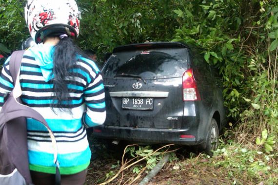 Braaak... Avanza Tabrak Sepeda Motor, Dua Pengendara - JPNN.COM