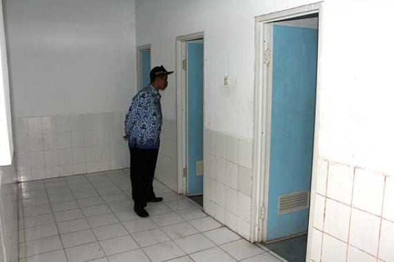 Alamak! Pasangan ABG Begituan di Toilet Pasar, Terekam CCTV - JPNN.COM