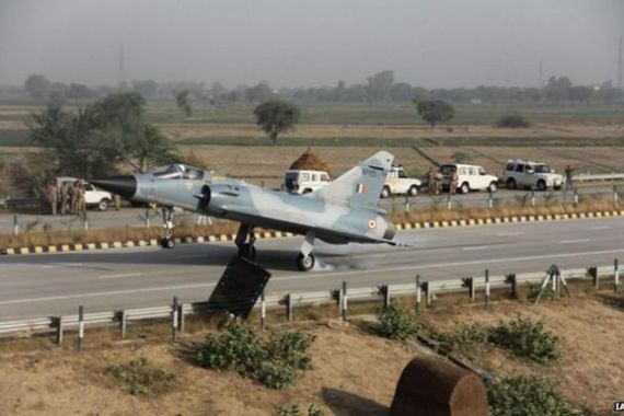 Wow... India Uji Coba Jet Tempur Mendarat di Jalan Tol, Ini Fotonya... - JPNN.COM