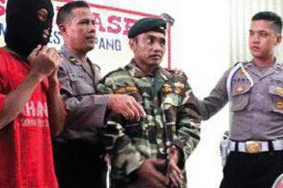 Lihat Nih! Petani Pakai Seragam TNI Begal Mahasiswi - JPNN.COM