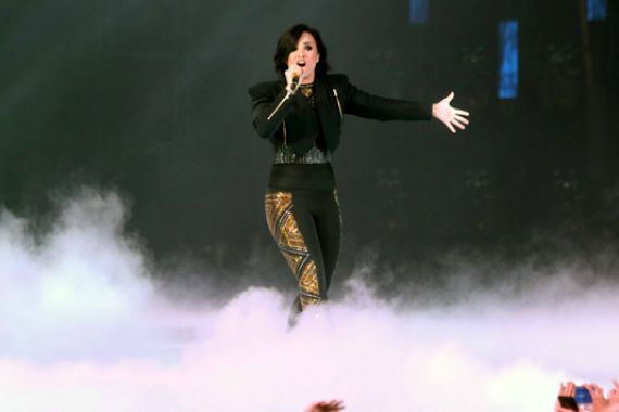 Demi Lovato dalam Balutan Hitam, Agnez Mo Pancing Penonton Berdisko - JPNN.COM