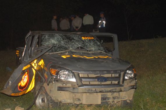 Waduh... Dendam Sama Polisi, Pemuda Ini Rusak Mobil Patroli - JPNN.COM