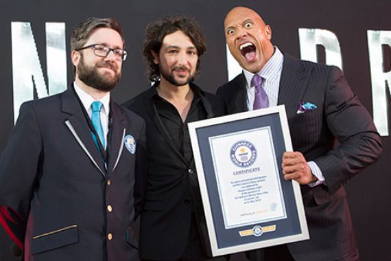 VIDEO: 105 Selfie dalam 3 Menit, 'The Rock' Catatkan diri di Guinness World Records - JPNN.COM