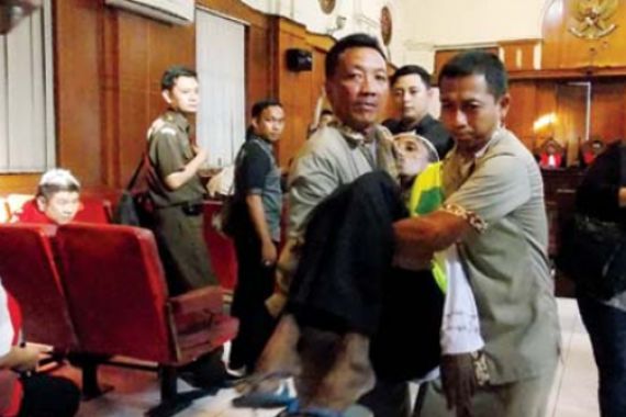 Pingsan Divonis 4 Tahun, Pegawai Pengadilan Dibuat Repot - JPNN.COM