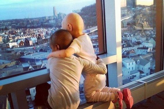 Mengharukan, Pertama Kali Bertemu, Dua Anak Penderita Kanker Saling Berpelukan - JPNN.COM