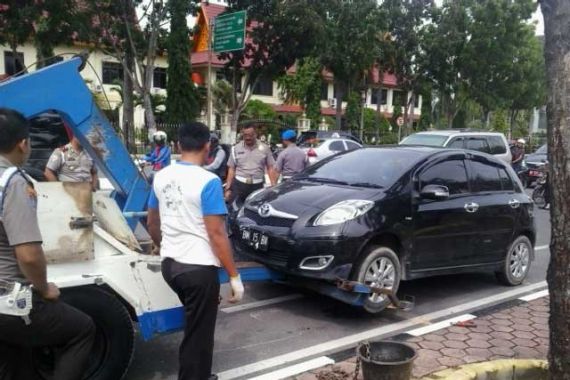 Parkir Sembarangan dan Melanggar Rambu, Empat Kendaraan Diderek Aparat - JPNN.COM