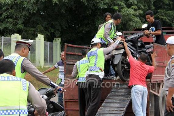 Empat Hari Razia, Polisi Tilang 800 Pengendara Sepeda Motor - JPNN.COM