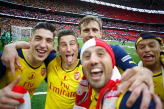 Yuk Ngintip Hasil Selfie Kamera 'Pinjaman' Pemain Arsenal yang Nggak Fokus - JPNN.COM