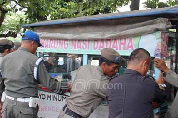 Jelang Lebaran, Satpol PP Makin Ganas Tindak PKL Liar - JPNN.COM