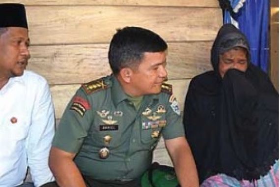 TNI Minta Bantuan Istri dan Ibu Gembong Kelompok Bersenjata - JPNN.COM