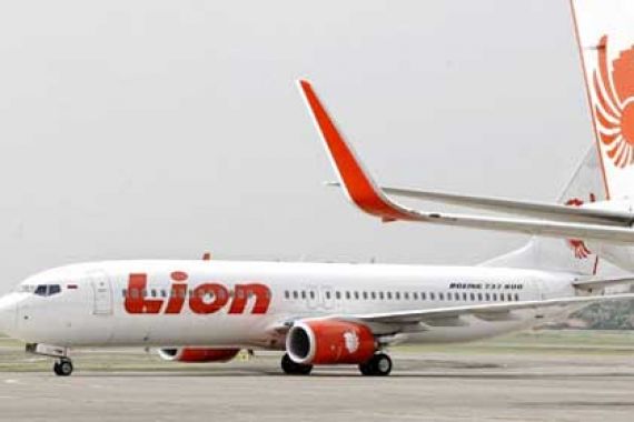 Pegawai Lion Air dan Sriwijaya Air Merokok di Ruang Terlarang Bandara - JPNN.COM
