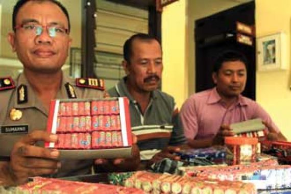 Jelang Ramadan Polisi Panen Ratusan Kembang Api - JPNN.COM