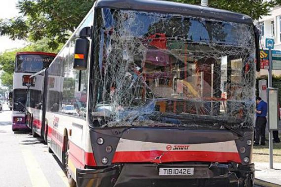 28 Orang Terluka dalam Tabrakan Melibatkan Tiga Bus di Singapura - JPNN.COM