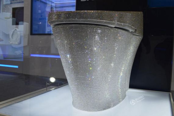 OMG... Toilet Ini Bertahtahkan 72.000 Kristal Swarovski, Jangan Tanya Harganya? - JPNN.COM