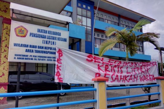 Kantor PLN Tanjungpinang Dilempar Bom Molotov Tiga Kali, Begini Jadinya... - JPNN.COM