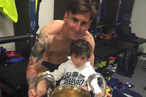 Ronaldo Melongo, Anak Messi Selfie Bareng Trofi Juara - JPNN.COM