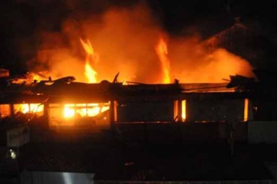 Pasar Solok Kembali Terbakar, 60 Kios Ludes - JPNN.COM