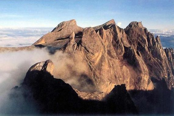 Malaysia Salahkan Turis Telanjang di Kinabalu Penyebab Gempa Sabah - JPNN.COM