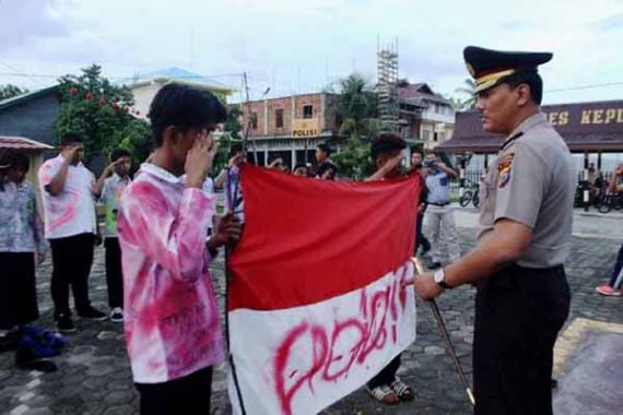 Lulusan, Coret-coret Bendera Merah Putih, Para Pelajar Ini Diamankan Polisi - JPNN.COM