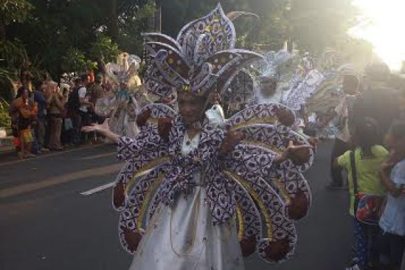 Megahnya, Pagelaran Solo Batik Carnaval - JPNN.COM