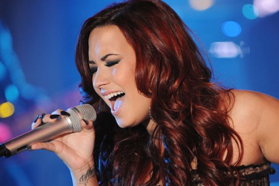 Demi Lovato Isi Suara Smurfette, Musuh Besar si Penyihir Jahat Gargamel - JPNN.COM