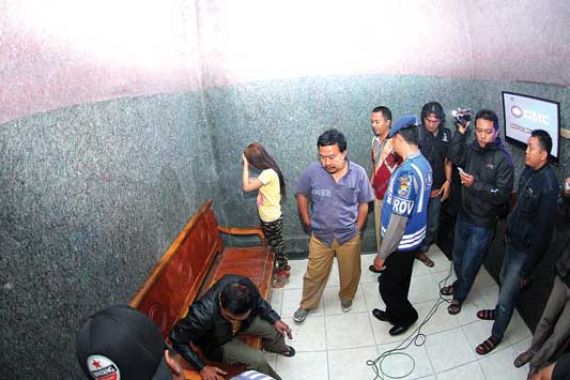 Duh! Pak Camat dan 2 PNS Kepergok Bareng Perempuan Belia di Karaoke - JPNN.COM