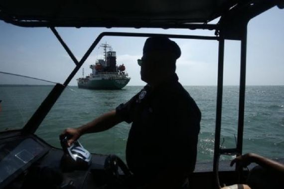 Pembajak Kapal Tanker Malaysia Melarikan Diri, Satu ABK asal Indonesia Ditembak - JPNN.COM