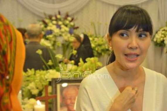 Begini Cara Sang Ayah Membuat Becky Tumewu Mandiri - JPNN.COM