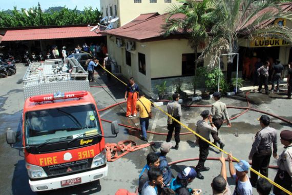 Kebakaran dari Ruangan Buser, 12 Tahanan Dievakuasi ke Mapolres Barelang - JPNN.COM